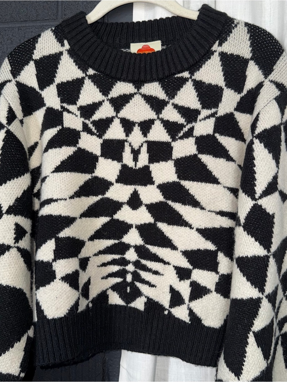 Farm Rio Women's Deco Knit Sweater Size Large Crop Black White Abstract - Picture 2 of 9